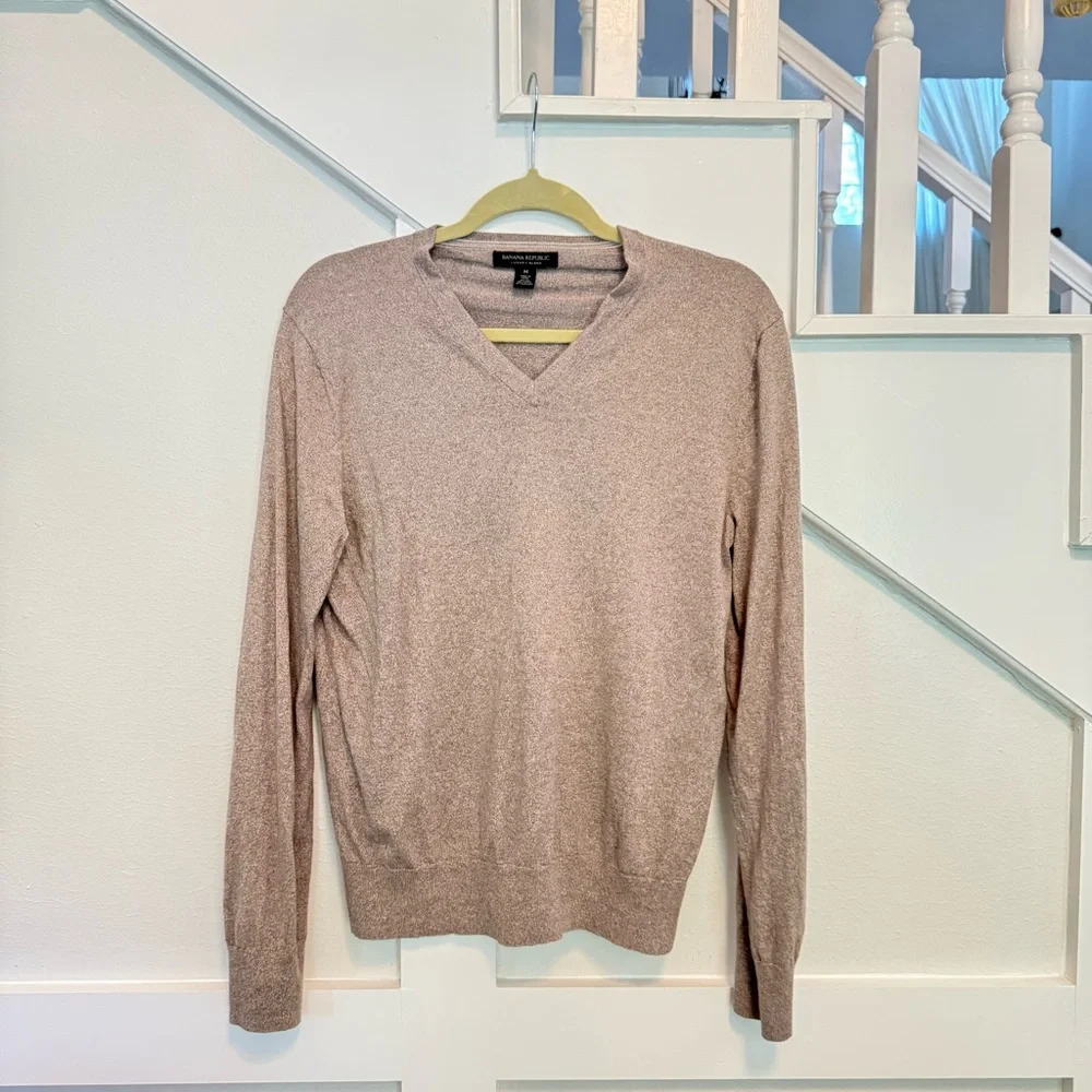 Banana Republic V-Neck Sweater Tan Long Sleeves size M